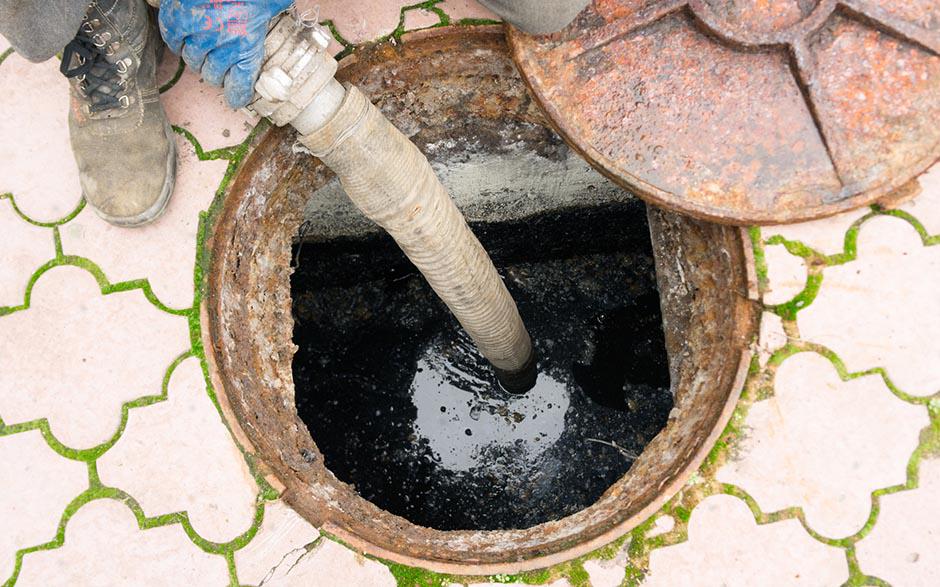 déboucher les wc avec une bouteille Paris 3